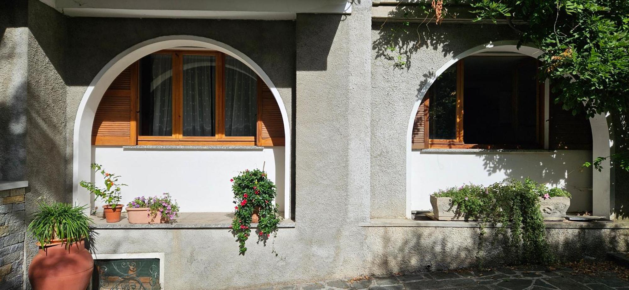 Appartamento Con Ingresso Autonomo, Giardino Privato E Portico Introbio Kültér fotó